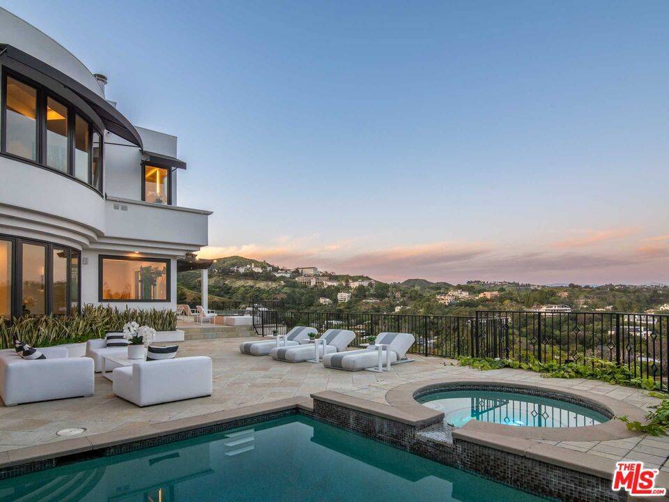 Los Angeles, CA 90049,930 N Tigertail RD