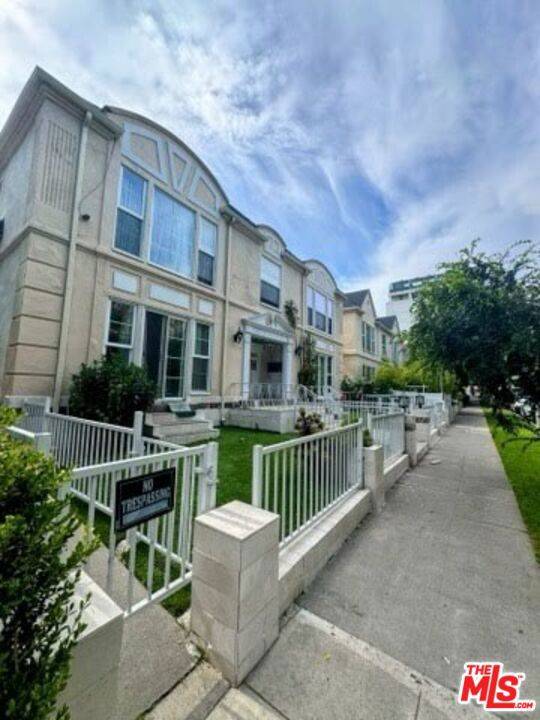 Beverly Hills, CA 90212,137 S Crescent DR #5