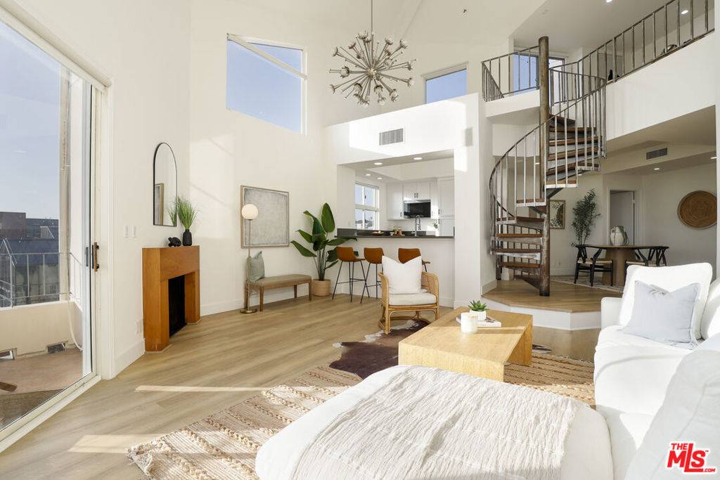 Venice, CA 90291,235 Main ST #321