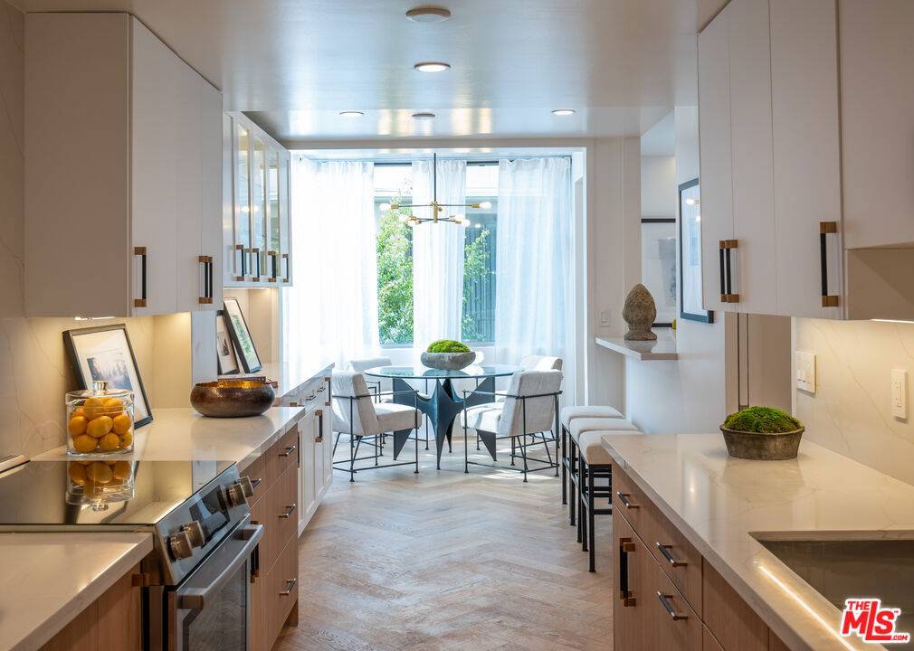 Beverly Hills, CA 90210,412 N Palm DR #304