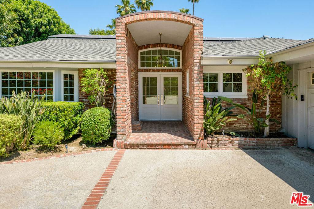 Sherwood Forest, CA 91325,8760 White Oak AVE