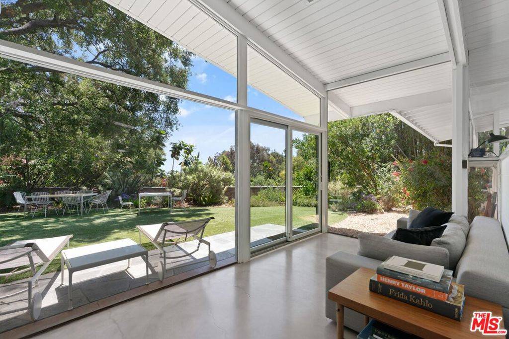 Los Angeles, CA 90049,810 Bramble WAY