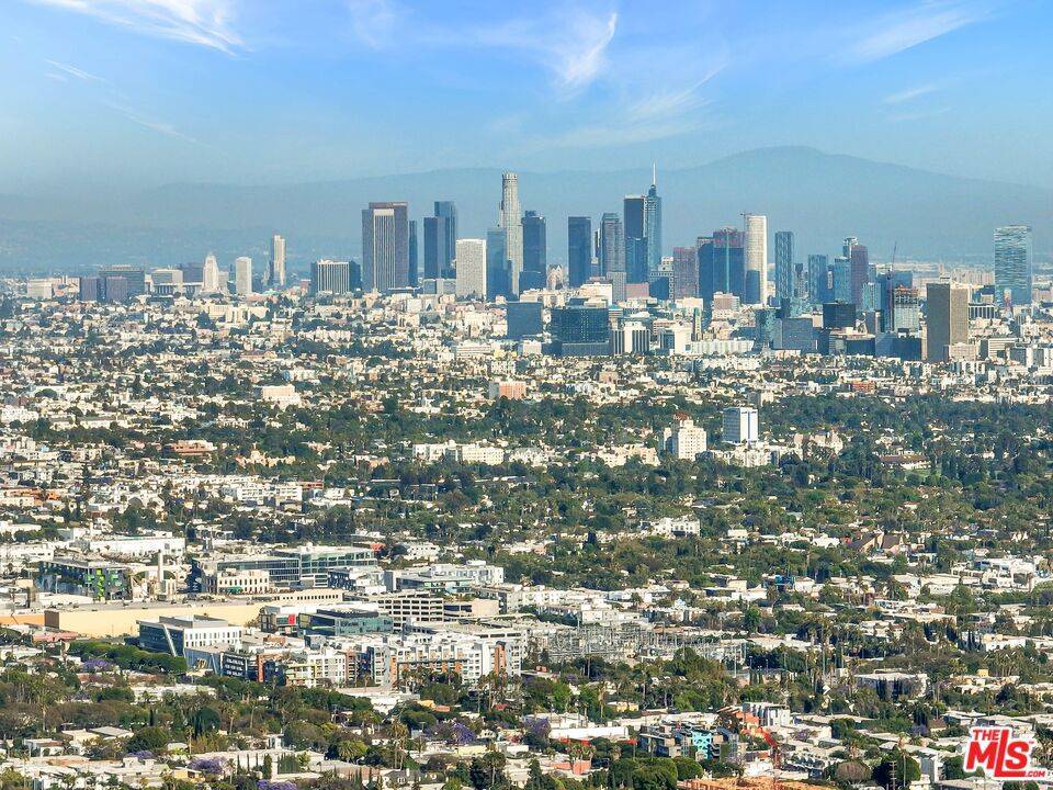 Los Angeles, CA 90069,9432 Sierra Mar PL