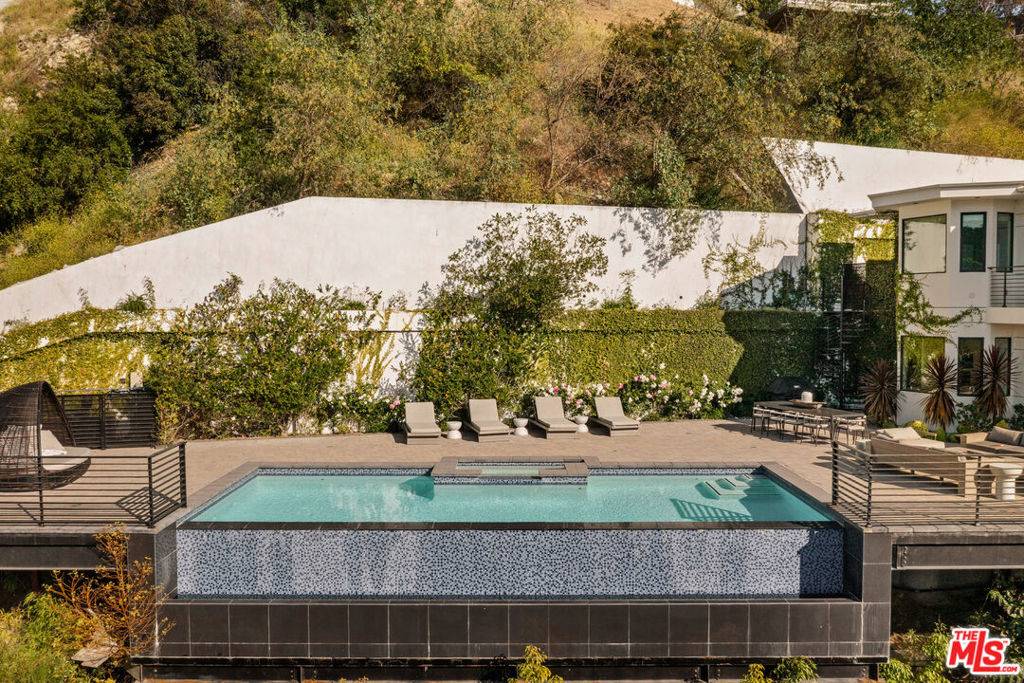 Sherman Oaks, CA 91423,3820 Knobhill DR