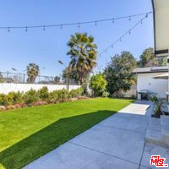 Woodland Hills, CA 91367,22747 Erwin