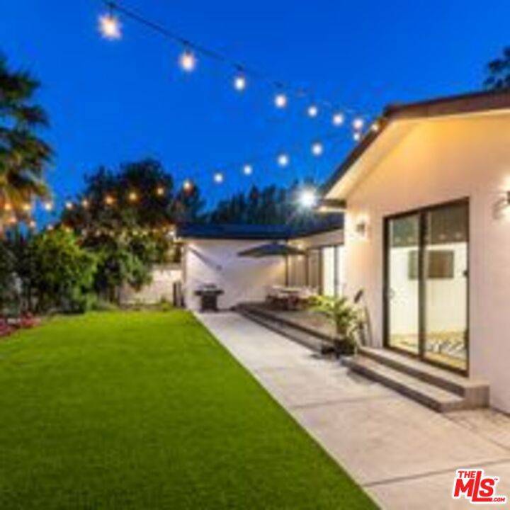 Woodland Hills, CA 91367,22747 Erwin