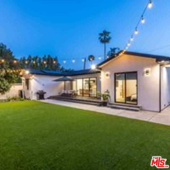 Woodland Hills, CA 91367,22747 Erwin