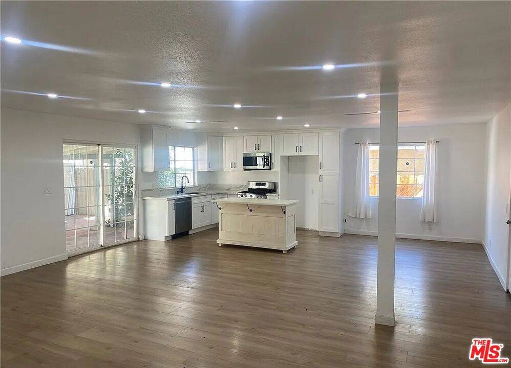 Mission Hills (san Fernando), CA 91345,15535 Tuba ST