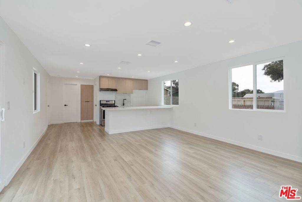 Tujunga, CA 91042,10052 France AVE