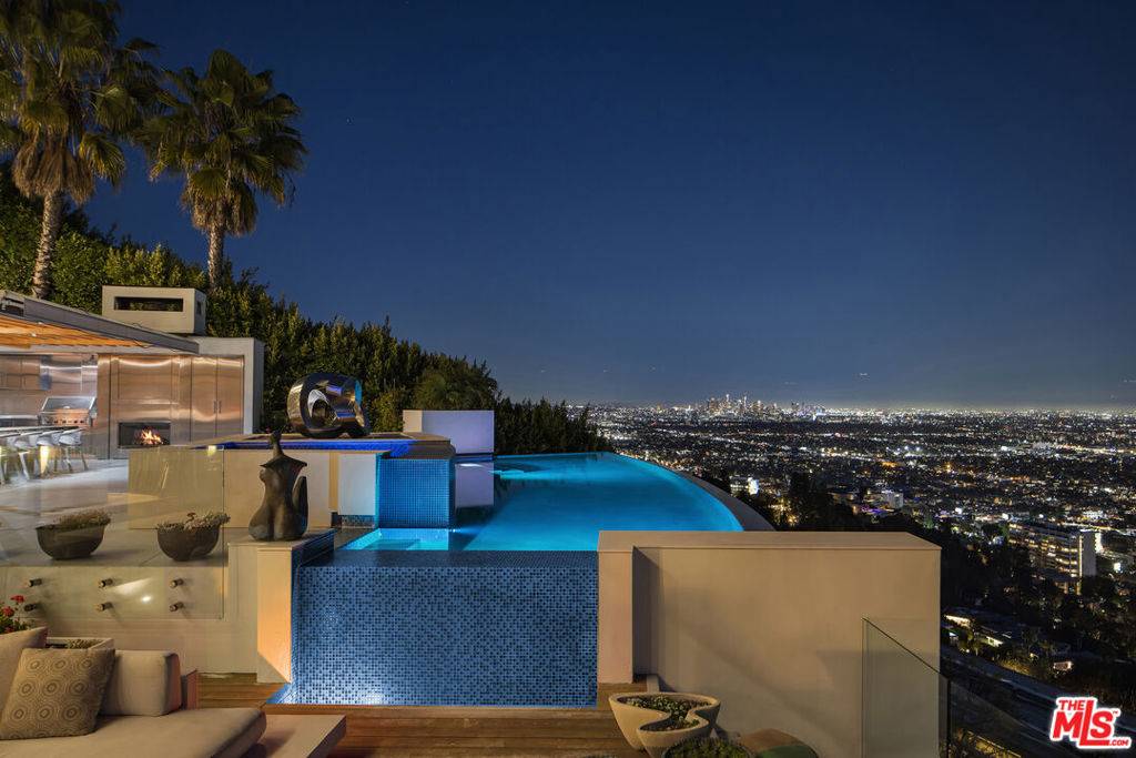 Los Angeles, CA 90069,9050 Oriole WAY
