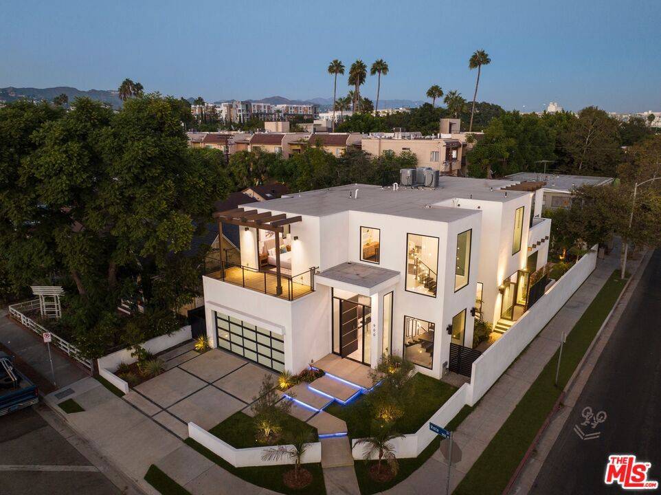 Los Angeles, CA 90046,900 N Vista ST