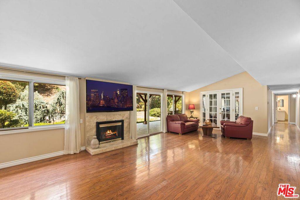 Woodland Hills, CA 91367,20315 Clark ST