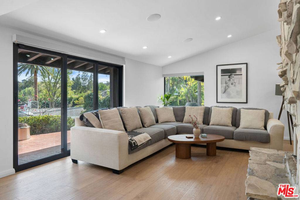 Woodland Hills, CA 91364,22261 Ybarra RD
