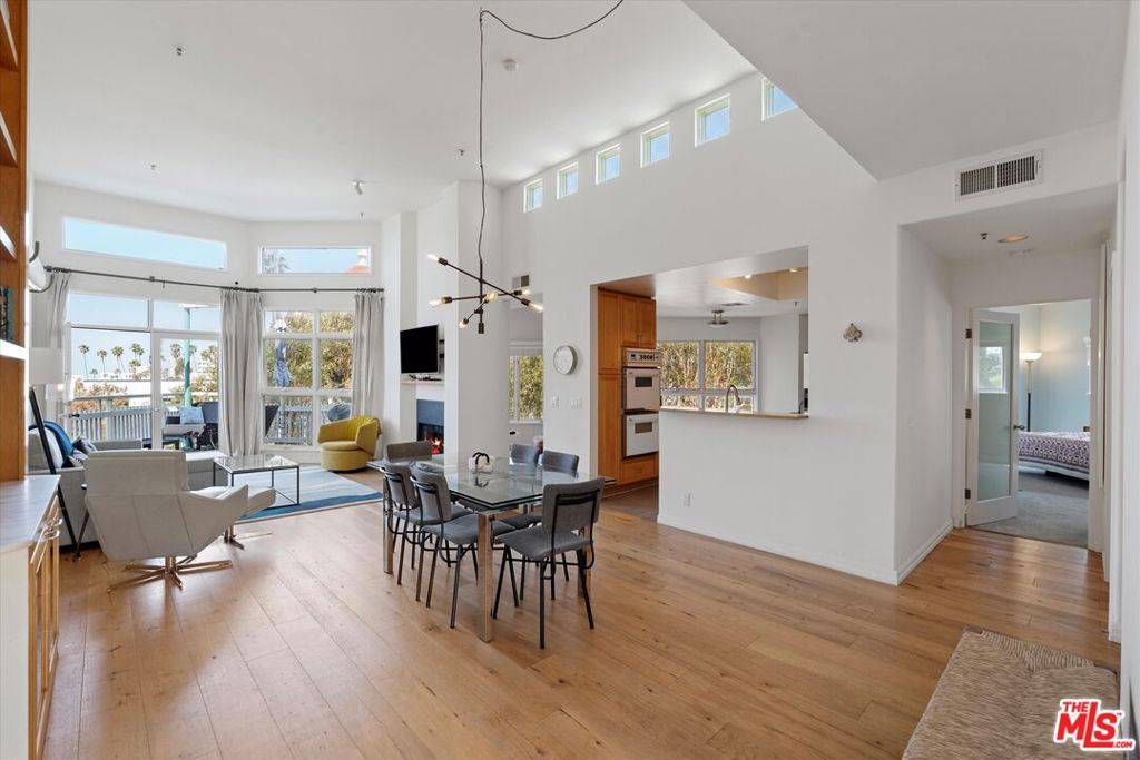 Santa Monica, CA 90405,2115 3rd ST #408