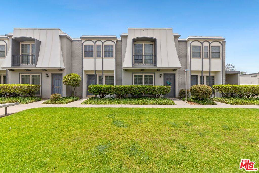 Woodland Hills, CA 91367,22049 Oxnard ST