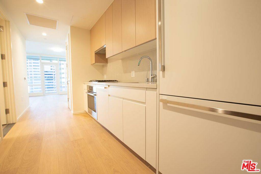 Los Angeles, CA 90017,877 Francisco ST #1819