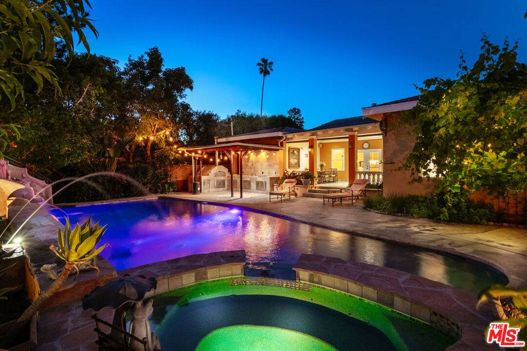 Valley Glen, CA 91401,5865 Hillview Park AVE