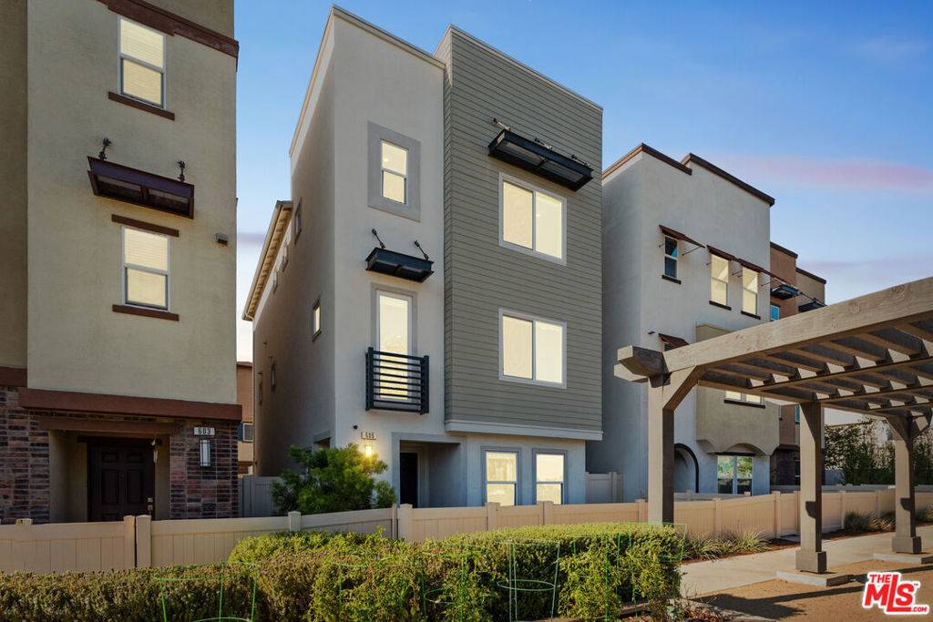 Inglewood, CA 90301,605 Daniel Freeman CIR