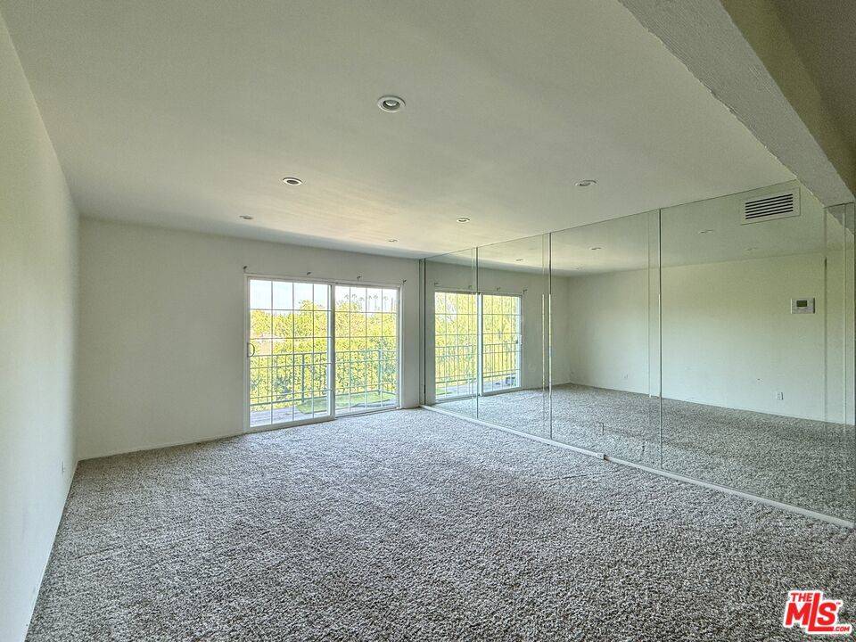 Encino, CA 91316,5460 White Oak AVE #D302