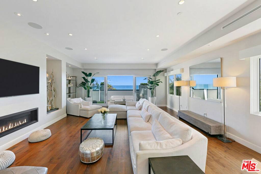 Malibu, CA 90265,22065 Pacific Coast HWY #1