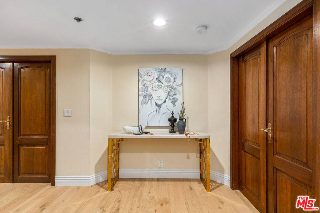Beverly Hills, CA 90210,9249 Burton WAY #302