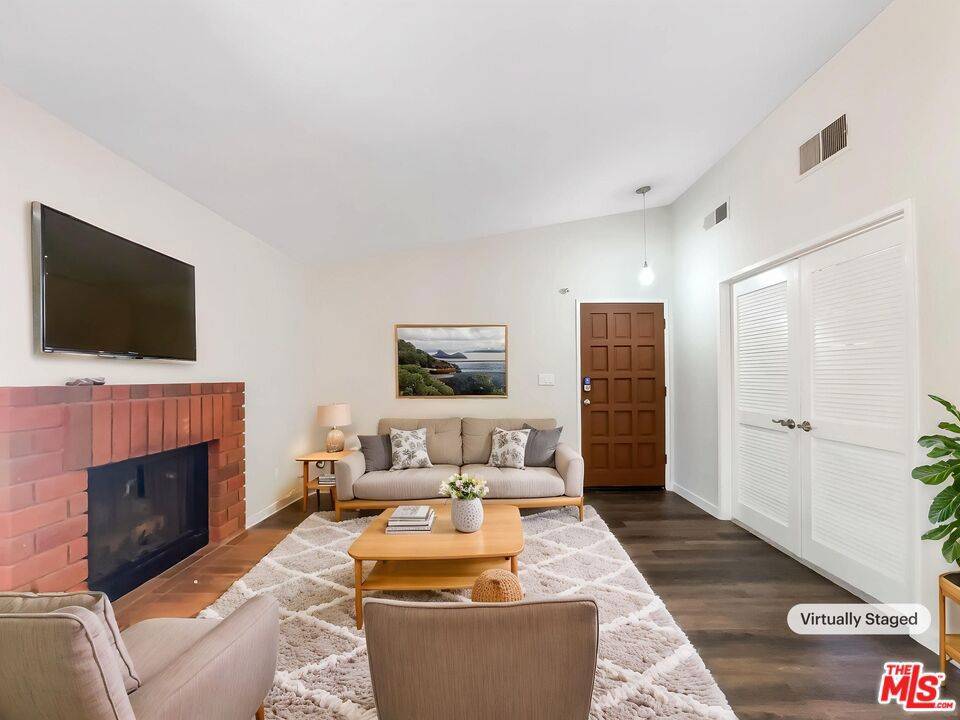 Valencia, CA 91355,25922 Palomita DR