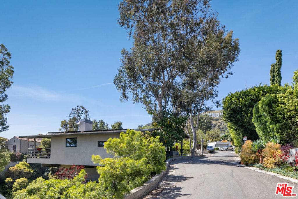 Los Angeles, CA 90068,3307 Deronda DR