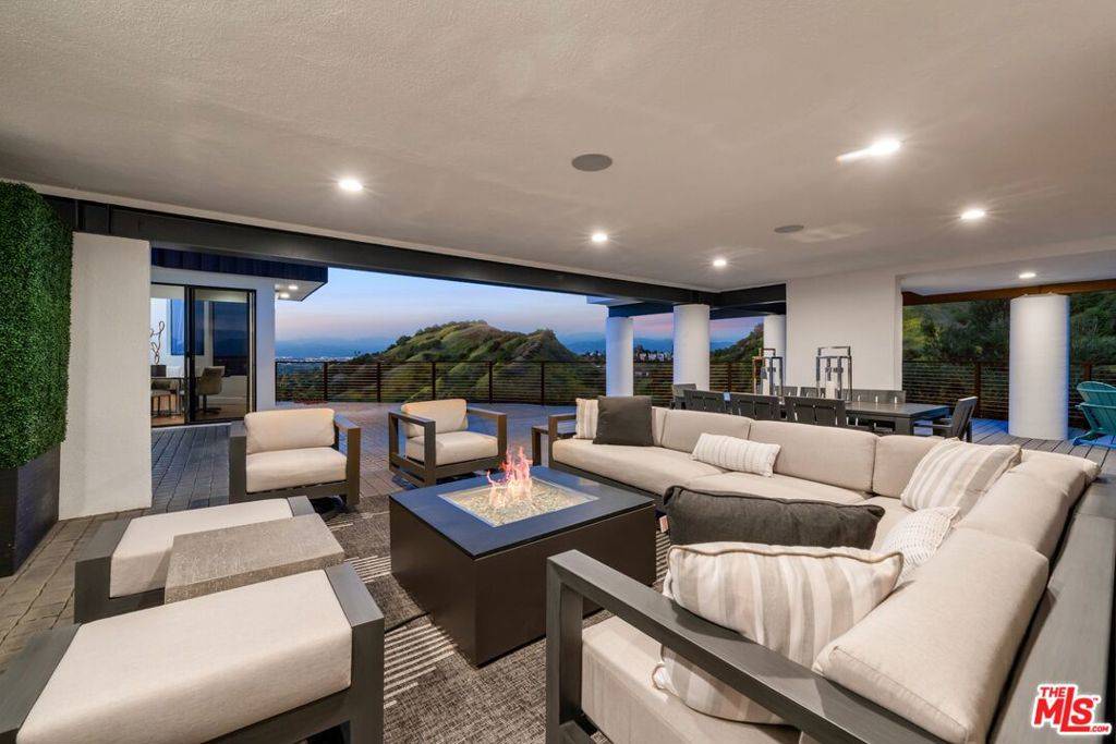 Sherman Oaks, CA 91423,3372 Longridge TER