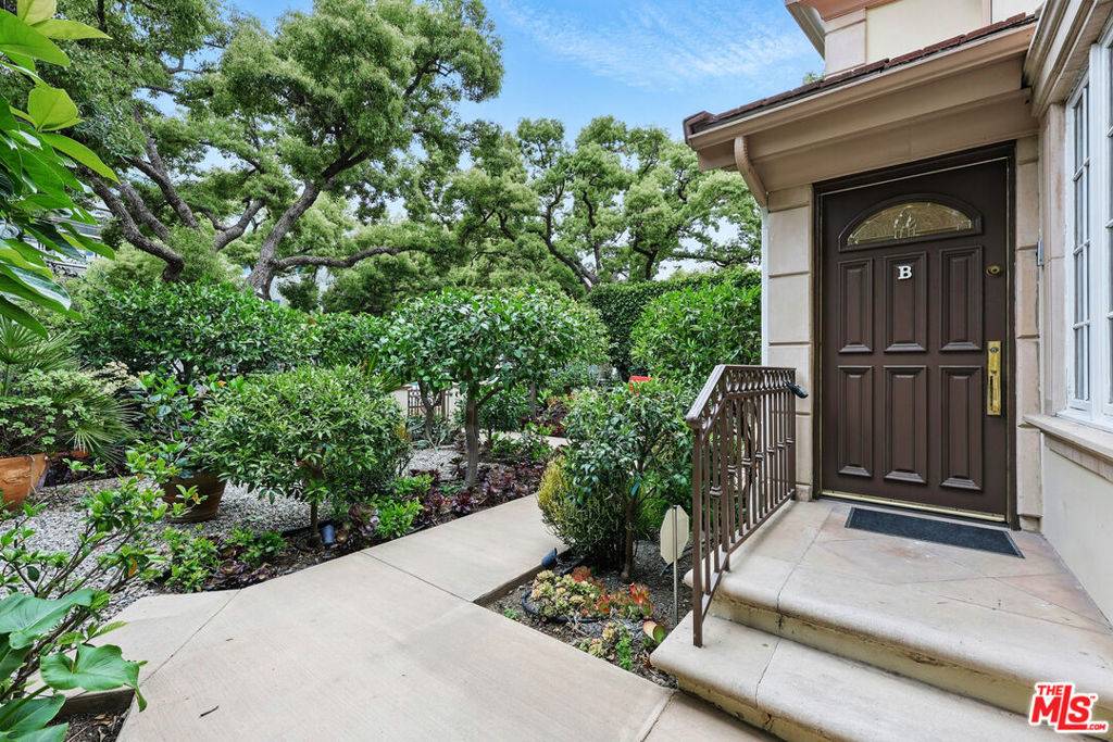 Beverly Hills, CA 90210,412 N Maple DR #B