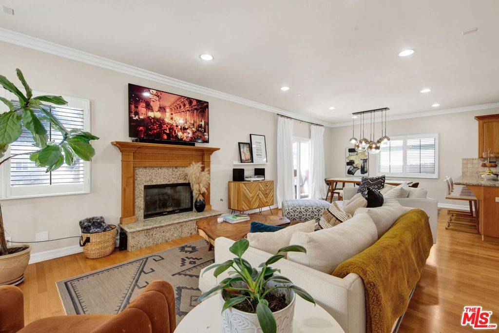 Redondo Beach, CA 90278,2104 Clark LN #B