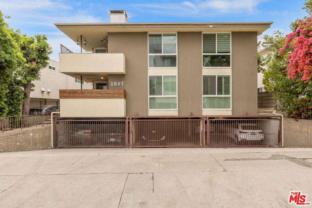 Los Angeles, CA 90025,1807 Camden AVE #4