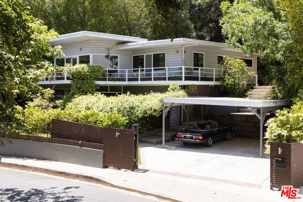 Los Angeles, CA 90046,2401 Laurel PASS