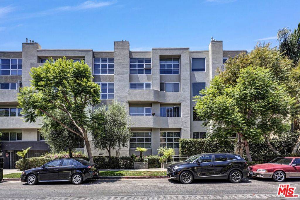 Los Angeles, CA 90025,1521 Greenfield AVE #104