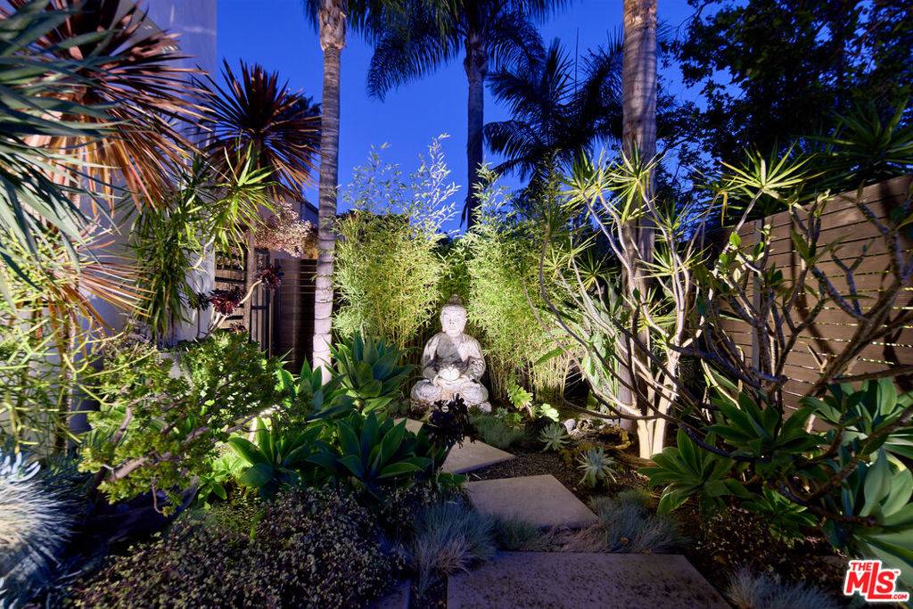 Los Angeles, CA 90046,844 N Harper AVE