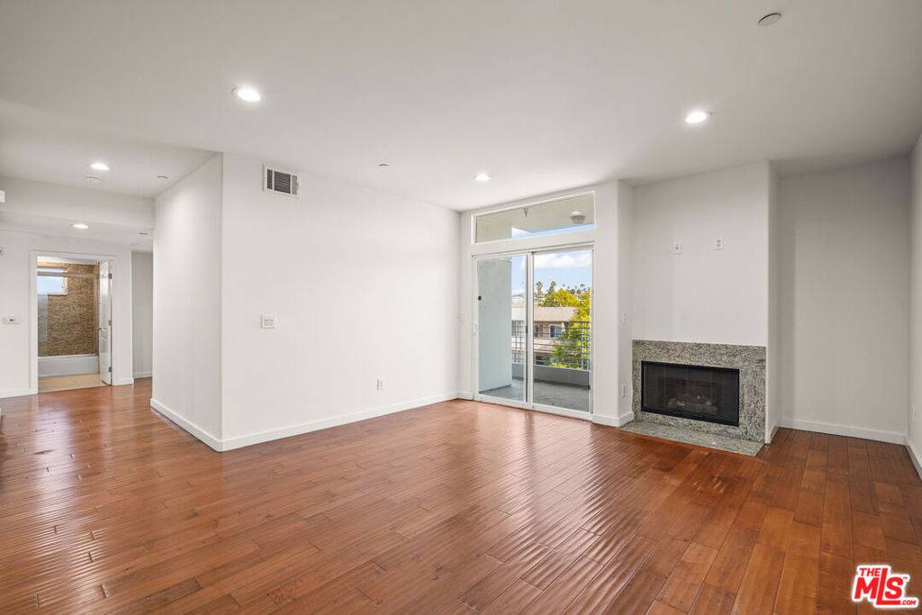 Los Angeles, CA 90004,401 N Serrano AVE #305