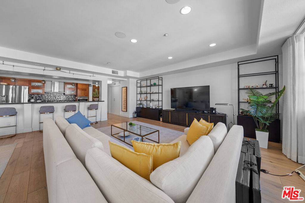 Los Angeles, CA 90048,107 N Swall DR #402