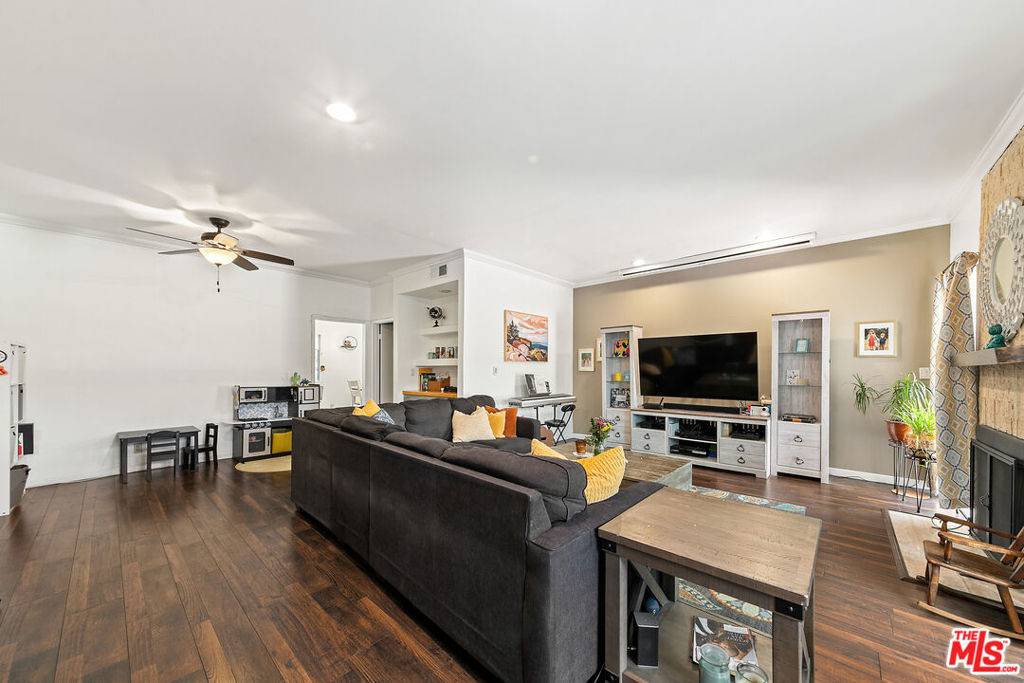 Encino, CA 91316,5139 Balboa BLVD #9