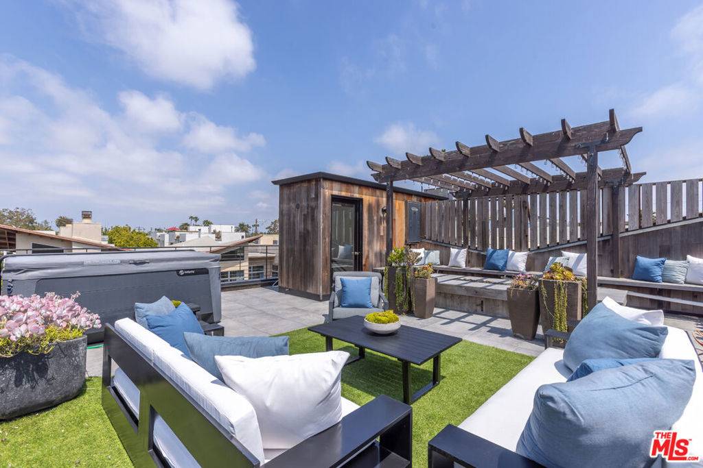 Venice, CA 90291,520 Broadway ST