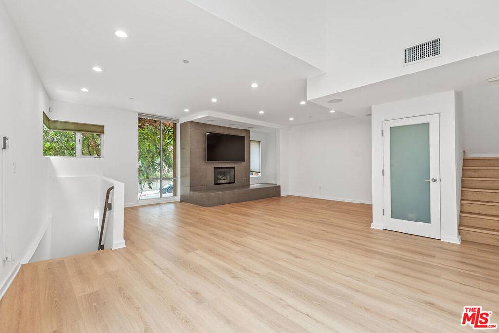 West Hollywood, CA 90069,900 N West Knoll DR #2