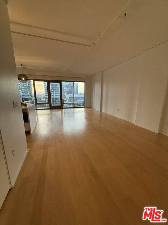 Los Angeles, CA 90015,1100 S Hope ST #1212