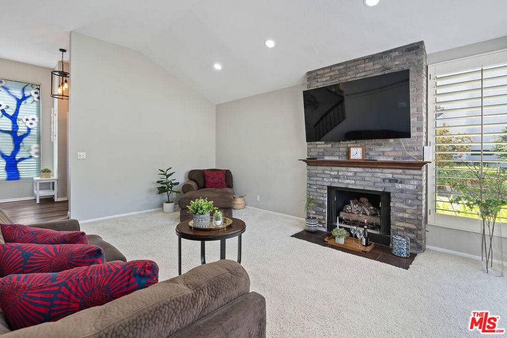 Woodland Hills, CA 91367,5757 Owensmouth AVE #15