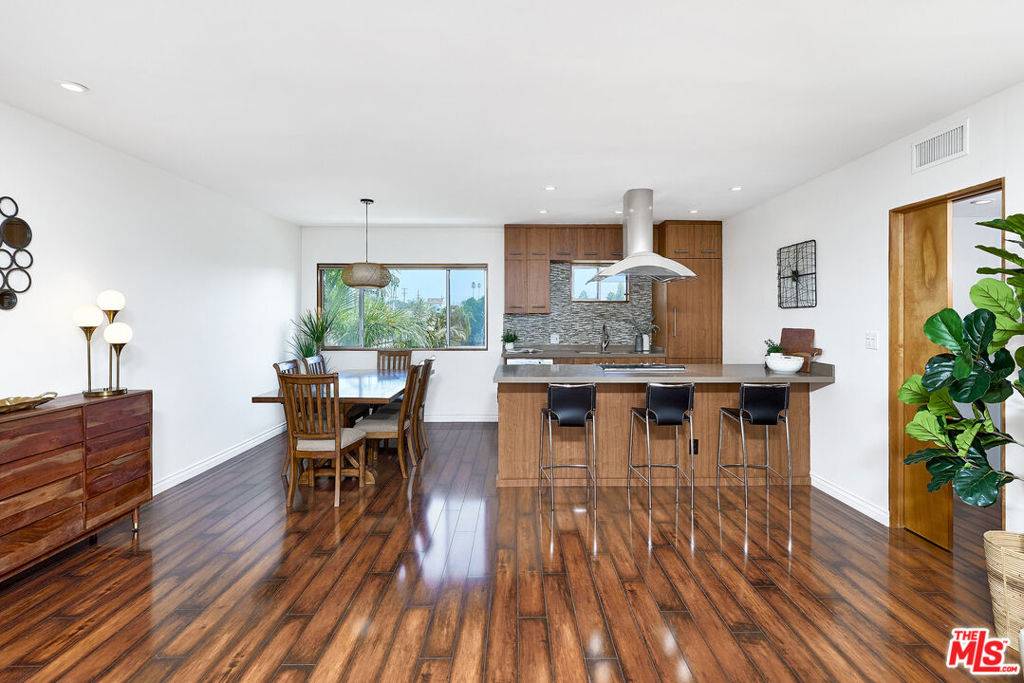 Santa Monica, CA 90405,2002 4th ST #302
