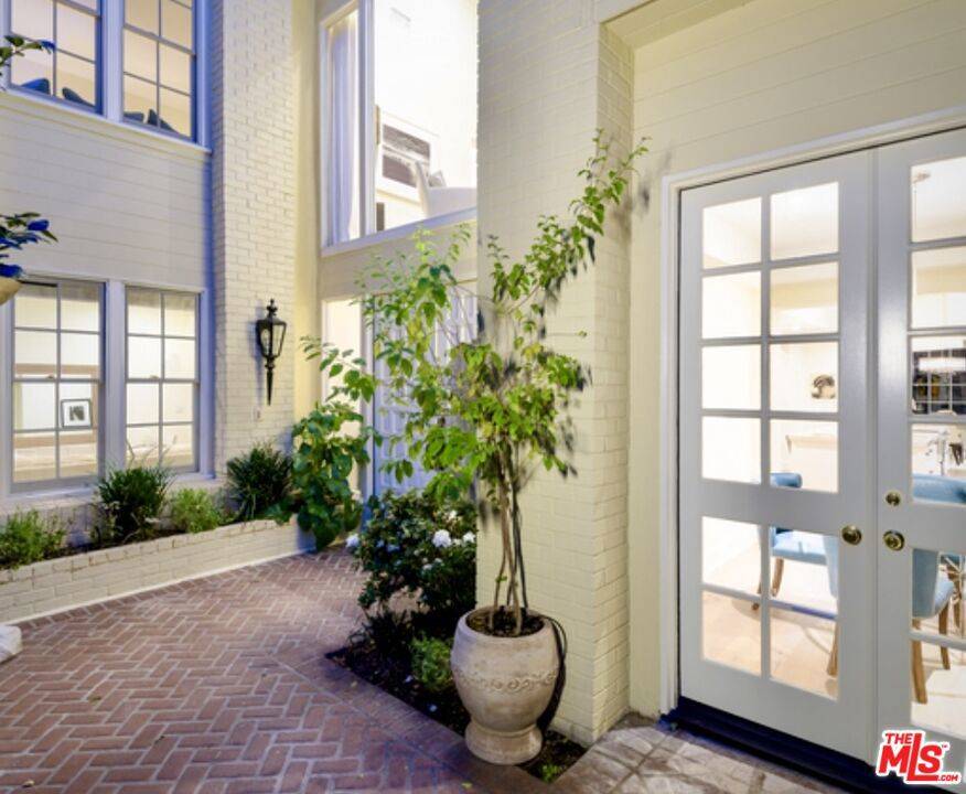 Los Angeles, CA 90049,2171 Ridge DR