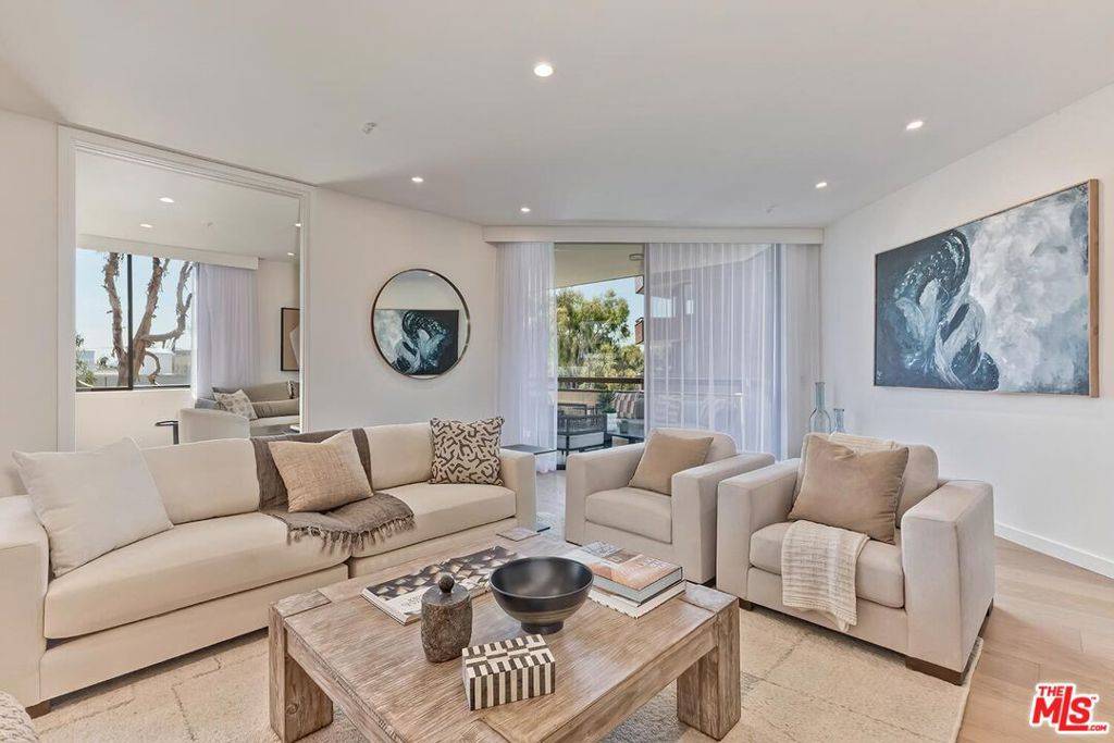 Beverly Hills, CA 90211,300 N Swall DR #308