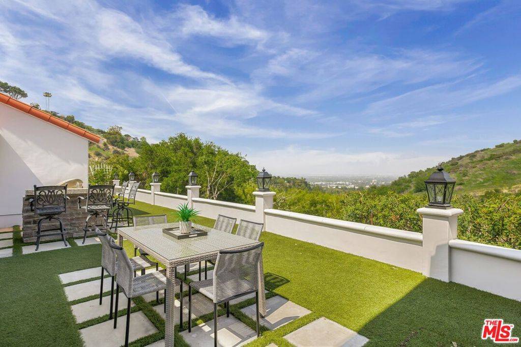 Sherman Oaks, CA 91423,3530 Coy DR