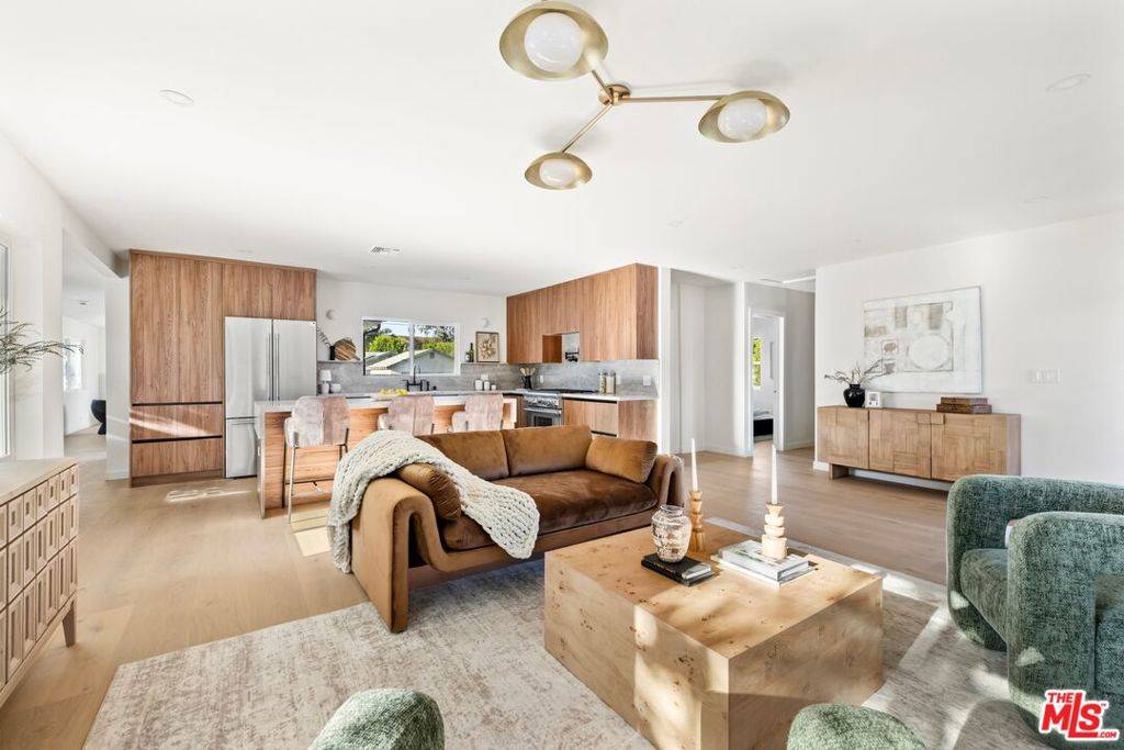 Encino, CA 91436,15727 Hartsook ST