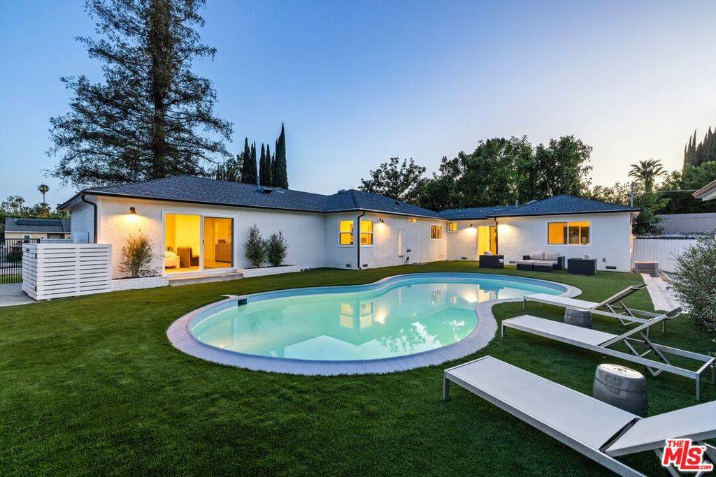 Encino, CA 91436,15727 Hartsook ST