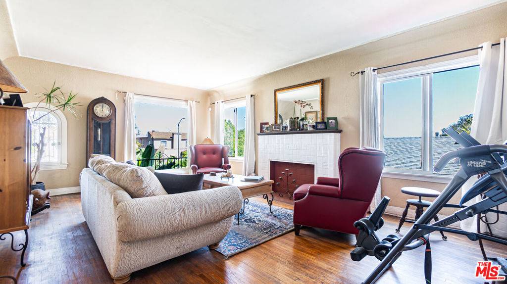 Los Angeles, CA 90019,1277 S Orange DR