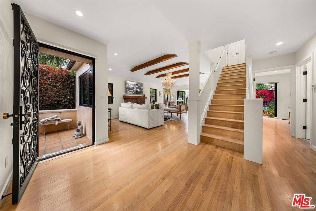 Santa Barbara, CA 93101,305 E Islay ST