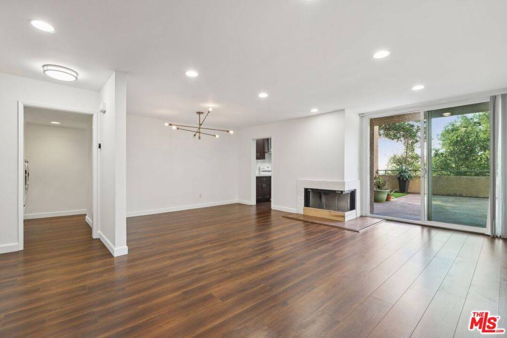 Los Angeles, CA 90042,4275 Via Arbolada #105